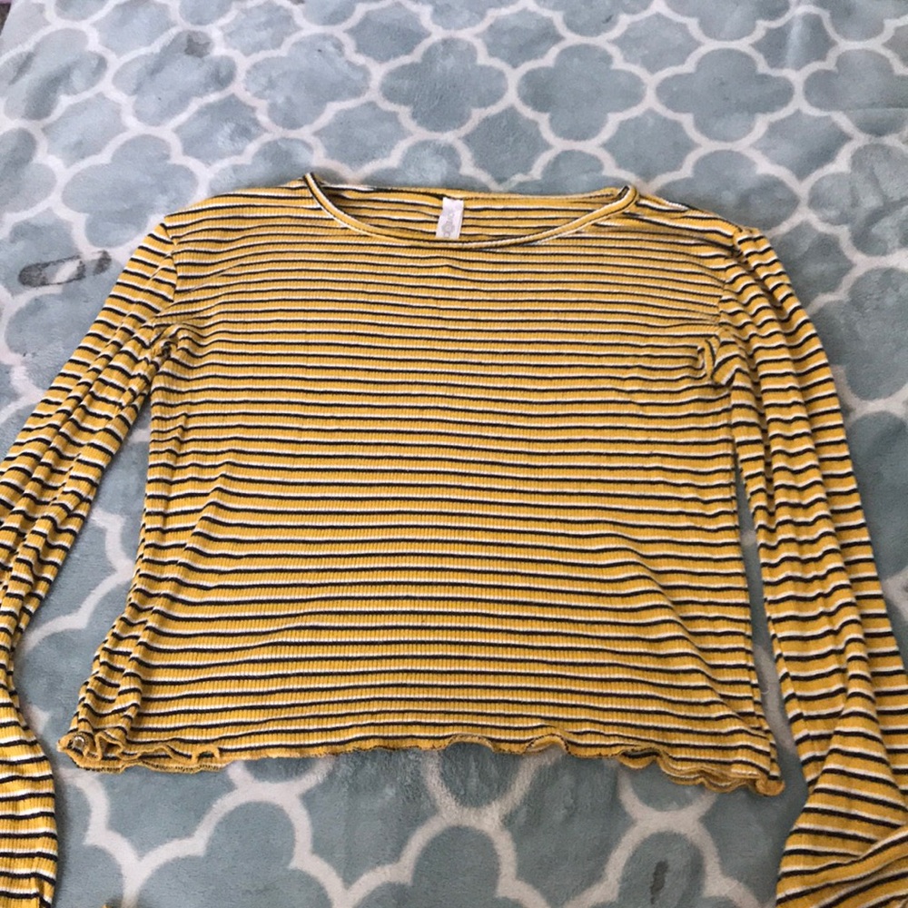 Long sleeve ruffled crop top